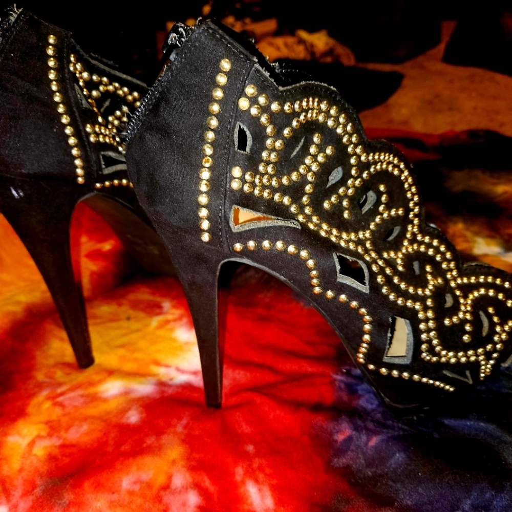 Stilleto platform heels made by JustFab black with gold studs like new beautiful